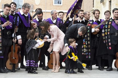 El rey Felipe VI y la reina Letizia, junto a unos niños de una agrupación de tunos, tras la entrega del premio Cervantes.
