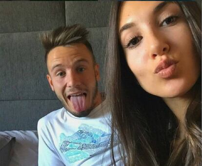 Saúl y Yaiza en la primera imagen que el futbolista publicó junto a su novia en mayo de 2015. "Ya está de vuelta! La echaba de menos! #migordi #tequiero", comentaba el jugador.