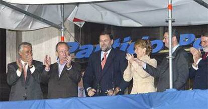 Javier Arenas, Rodrigo Rato, Mariano Rajoy, Esperanza Aguirre, Alberto Ruiz-Gallardón y Jaime Mayor Oreja celebran la victoria electoral en Madrid.