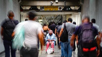 Una mujer de la tercera edad pide limosna en la estación Chabacano de la Linea 9. 
ciudad de México, 29 abril de 2023.