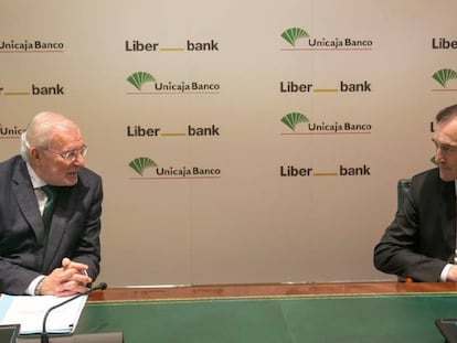 Manuel Azuaga, presidente de Unicaja, y Manuel Menéndez, consejero delegado de Liberbank, en diciembre de 2020.