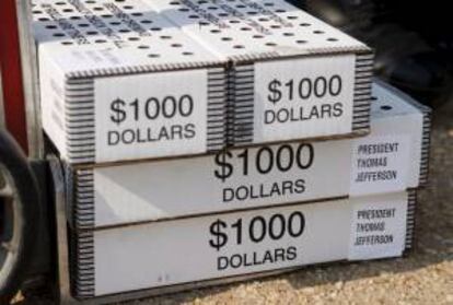 Cajas que contienen mil monedas de dolar. EFE/Archivo