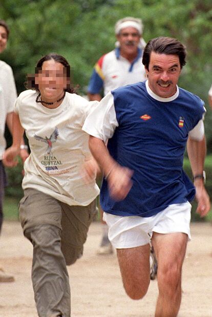 El ex presidente español compite con una niña en los jardines de La Moncloa, durante una visita de los chavales expedicionarios de la Ruta Quetzal. Al fondo, el entrenador de Aznar,  Bernardino Lombao.