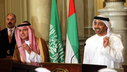 El ministro de Asuntos Exteriores de Arabia Saudí y su homólogo emiratí ofrecen una rueda de prensa después de un encuentro para abordar la crisis actual con Catar en El Cairo.
