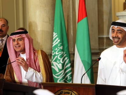 El ministro de Asuntos Exteriores de Arabia Saud&iacute; y su hom&oacute;logo emirat&iacute; ofrecen una rueda de prensa despu&eacute;s de un encuentro para abordar la crisis actual con Catar en El Cairo.