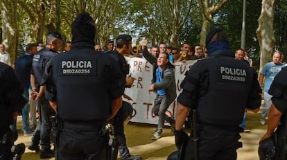 La policia intenta controlar els agricultors durant la protesta.
