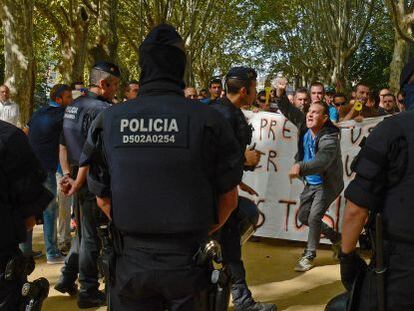 La policia intenta controlar els agricultors durant la protesta.