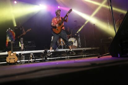 Manu Chao, actuando en la plaza Mayor de Madrid en mayo de 2016.