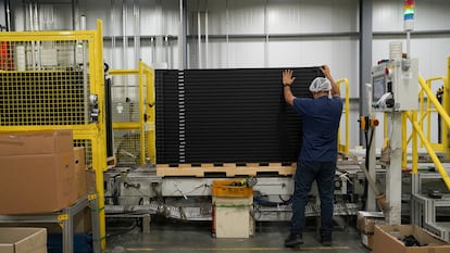 Un empleado de una planta de paneles solares de Dalton, Georgia, Estados Unidos.