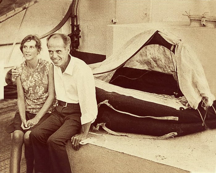Maralyn y Maurice Bailey, junto a la balsa en la que pasaron 118 días en el océano.