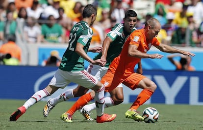 Robben intenta llevarse el esférico entre Aguilar (i) y Rodríguez.