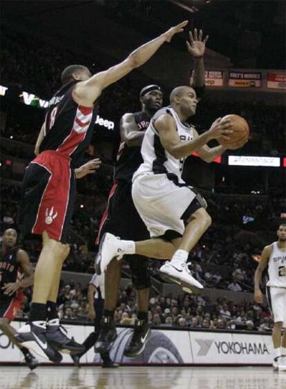 Tony Parker, de los Spurs de San Antonio, en un momento del partido ante los Raptors.