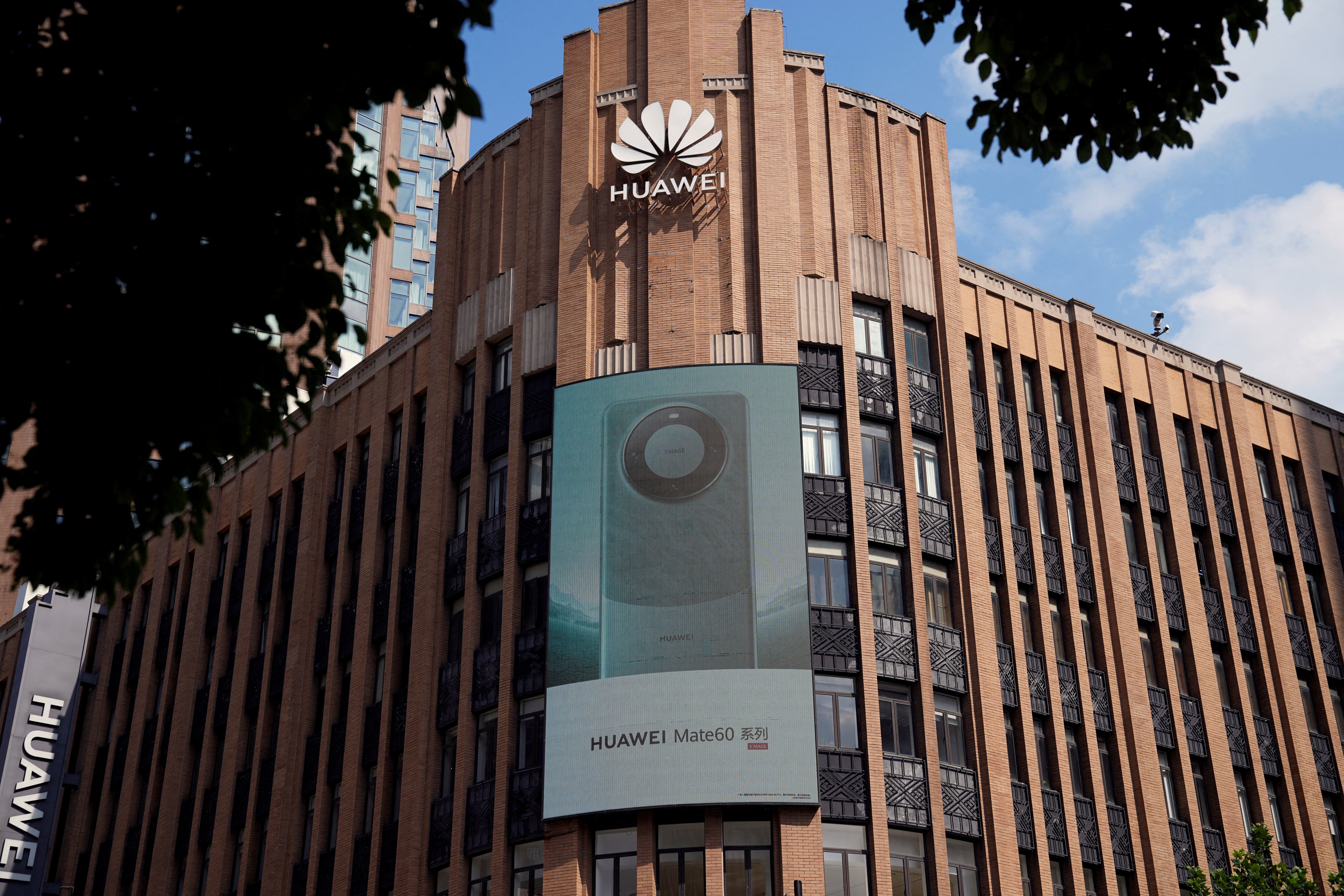 Publicidad del Huawei Mate 60 en Shanghai, China.