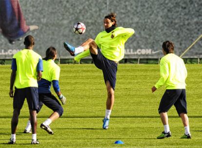 Ibrahimovic controla el balón durante la sesión preparatoria de ayer mientras Messi le observa.