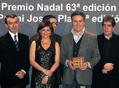 Entrega del 63º Premio Nadal a su ganador, Felipe Benítez Reyes (segundo por la derecha), y a su finalista, Carmen Amoraga.