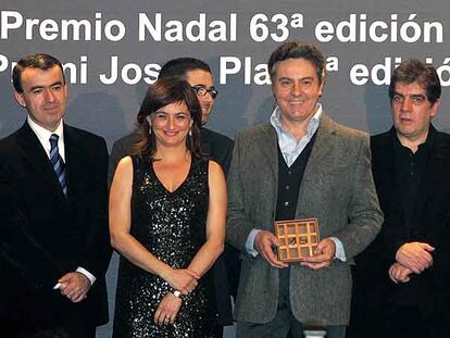 Entrega del 63º Premio Nadal a su ganador, Felipe Benítez Reyes (segundo por la derecha), y a su finalista, Carmen Amoraga.