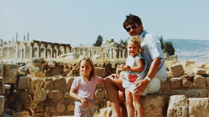 Kate Middleton junto a su hermana Pippa y su padre Michael posando en Gerasa, Jordania.