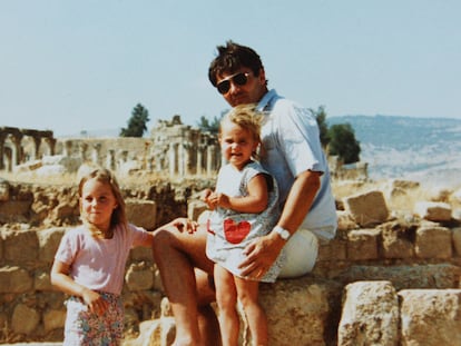 Kate Middleton junto a su hermana Pippa y su padre Michael posando en Gerasa, Jordania.