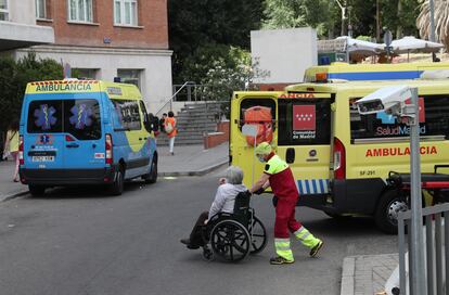 Un paciente es trasladado a la Fundación Jiménez Díaz, en Madrid.