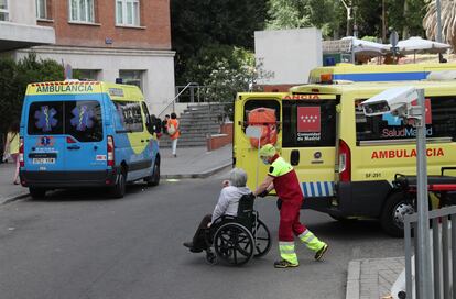 Un paciente es trasladado a la Fundación Jiménez Díaz, en Madrid. 