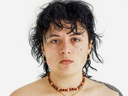 'Alexandra, Londres, 2020', un retrato de Pieter Hugo recogido en su retrospectiva en Arlés.