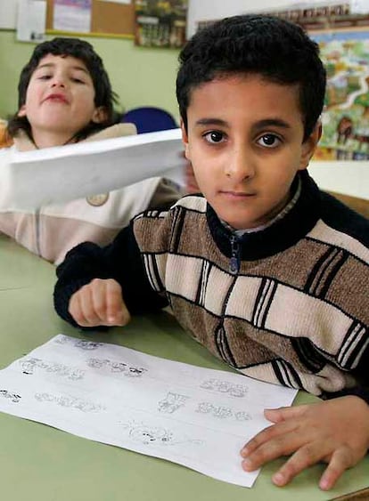 Un alumno inmigrante en el colegio Ramón Bajo de Vitoria.