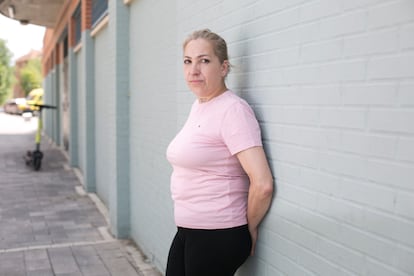Lucilia Martínez, empleada en logística, fotografiada en Alcalá de Henares en mayo.