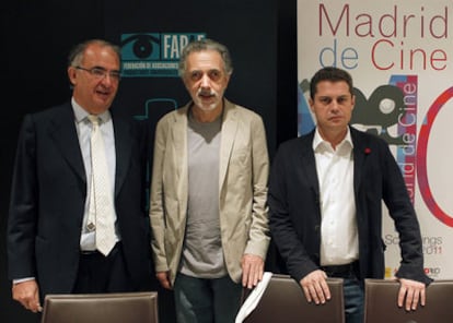 Pedro Pérez (i), presidente de la Federación de Asociaciones de Productores Audiovisuales Españoles (FAPAE); el cineasta Fernando Trueba (c), padrino de la VI Edición de Spanish Film Screenings, y Gonzalo Salazar-Simpson, presidente la Asociación Estatal de Cine (AEC), antes de la rueda de prensa para hacer un resumen del panorama cinematográfico actual.