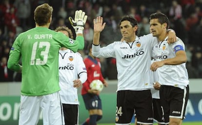 Los jugadores del Valencia felicitan a Guaita.