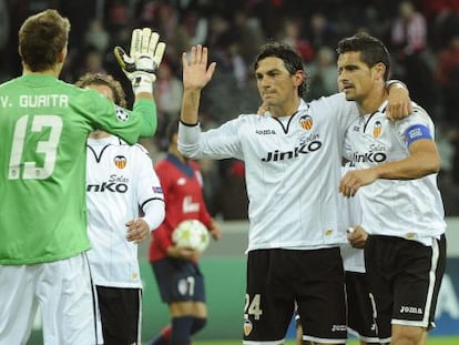 Los jugadores del Valencia felicitan a Guaita.