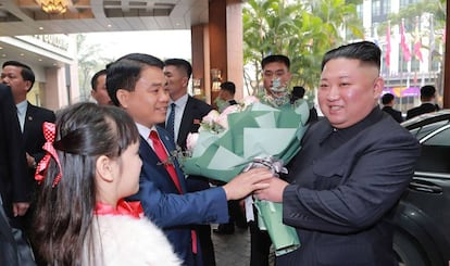 Kim Jong-un recibe un regalo en Hanói antes de la reunión con Trump.
