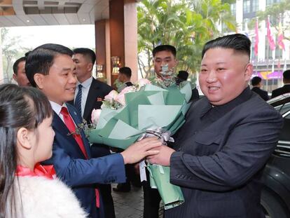 Kim Jong-un recibe un regalo en Hanói antes de la reunión con Trump.