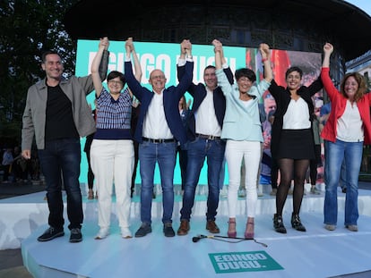 Otegi, en el centro, con los varios de los candidatos de EH Bildu para estos comicios municipales, el pasado 26 de mayo en San Sebastián.