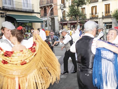 Grupo de chulapos bailando en una calle de La Latina. DAVID EXPÓSITO