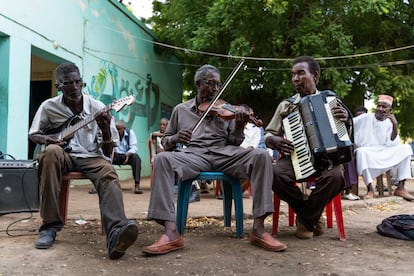 Se cumple un año del inicio de la guerra en Sudán. En este tiempo en los campos de refugiados del país se han realizado actividades culturales, como teatro o actuaciones musicales, para hacer más llevadera la estancia lejos de casa. Estos tres sudaneses tocan sus instrumentos en el asentamiento para desplazados de Wad Madani, al sudeste de Sudán.