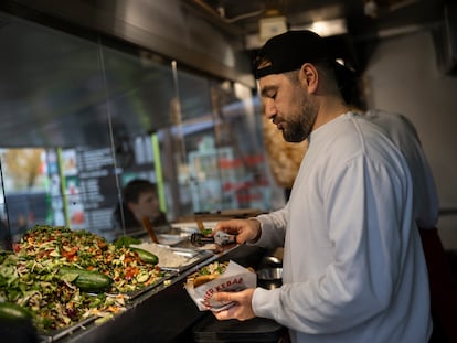 Un empleado de Mustafa’s Gemüse Kebap remata un kebab de pollo en este quiosco, uno de los más visitados de Berlín.