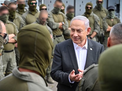 El primer ministro israelí, Benjamín Netanyahu, en una visita a militares que combaten en Gaza.