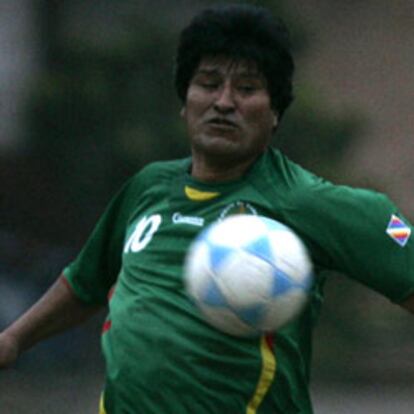 El presidente de Bolivia, Evo Morales, marcó uno de los cuatro goles que hubo durante el partido de fútbol ante Perú que se disputó en el estadio de la Universidad Nacional de Ingeniería de Lima, dentro de las actividades organizadas por la Cumbre alternativa de los Pueblos, para protestar por la decisión de la Federación Internacional de Fútbol Asociado (FIFA) de prohibir que se jueguen encuentros oficiales en estadios ubicados a más de 2.500 metros de altura.