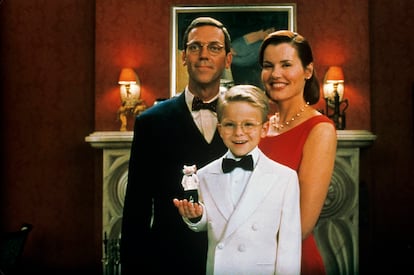 Hugh Laurie, Geena Davis y Jonathan Lipnicki (con su hermano ratón en la mano) en una escena de 'Stuart Little'.