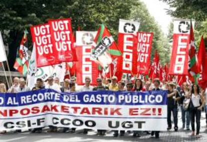 Manifestación por las calles de Bilbao de funcionarios y trabajadores de las empresas públicas vascas. EFE/Archivo