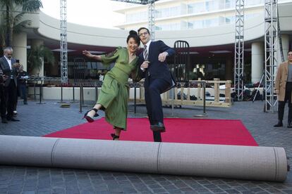 Sandra Oh e Andy Samberg, anfitriões da festa, às vésperas da premiação em Los Angeles.