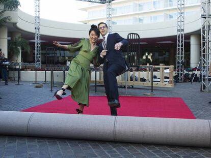 Sandra Oh e Andy Samberg, anfitriões da festa, às vésperas da premiação em Los Angeles.