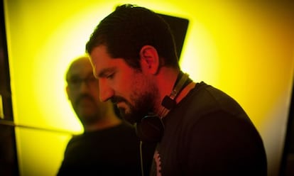 Jorge Torregrosa con Javier Cámara (al fondo) en el rodaje de 'La vida inesperada'.