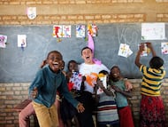 Un voluntario de la Asociación Solidaria Universitaria, con niños de una escuela en Ndava (Burundi).