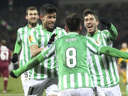 Los jugadores del Betis celebran el gol de Nono.