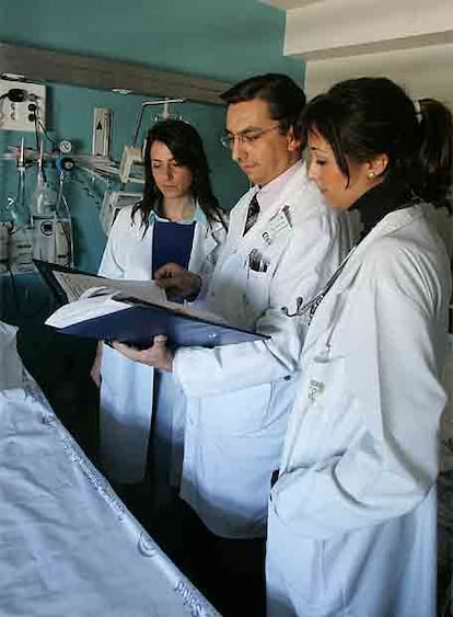 José López Miranda trabaja junto a dos alumnas de 6º curso.