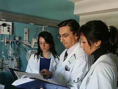 José López Miranda trabaja junto a dos alumnas de 6º curso.