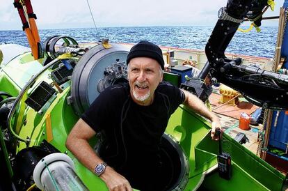 James Cameron a punto de entrar en el submarino en 2012.