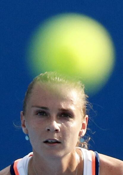 Magdalena Rybarikova observa la pelota durante partido de individuales de sus mujeres contra Andrea Petkovic. 