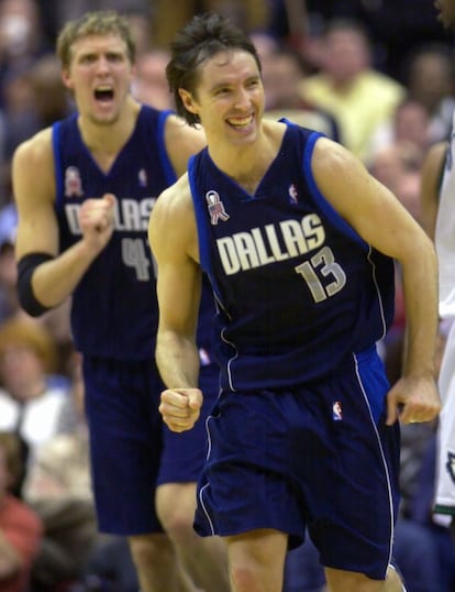 Steve Nash en 2002 junto con su compañero Dirk Nowitzky, viste su camiseta de los Dallas Mavericks, equipo con el que jugó entre 1998 y 2004.